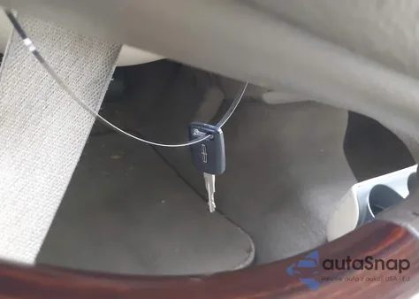 2003 Lincoln Town Car Signature из США, поврежденный, VIN 1LNHM82W43Y631388